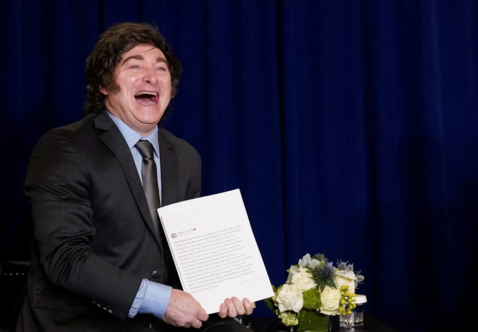 Javier Milei reage a 'presente' de Trump: um post feito pelo presidente dos EUA na Truth Social, elogiando o líder argentino. — Foto: Reuters