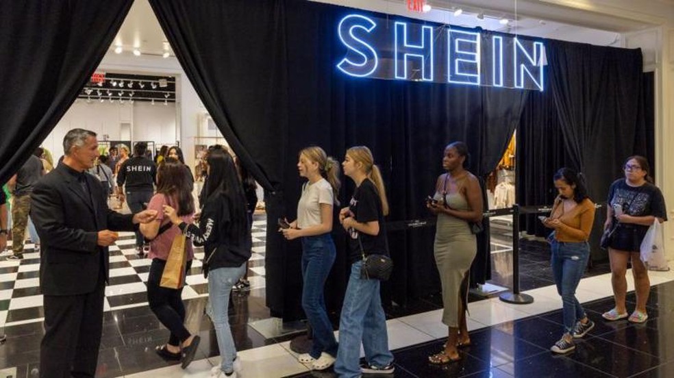O Código de Conduta da Shein para seus fornecedores afirma que os trabalhadores não devem trabalhar mais de 60 horas por semana, incluindo horas extras — Foto: GETTY IMAGES via BBC