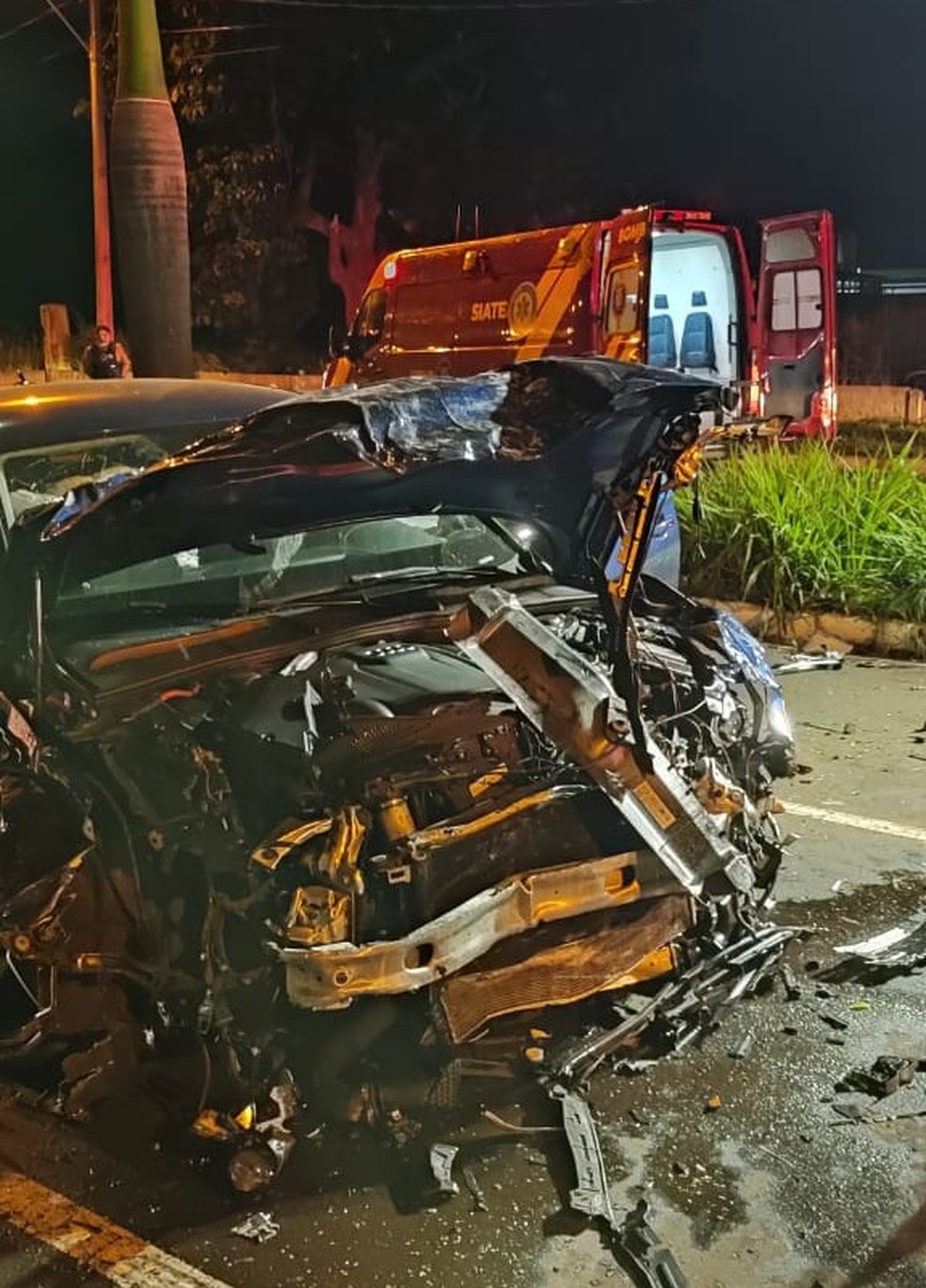 Acidente com carro de luxo deixa uma pessoa morta após colisão traseira em avenida de Maringá — Foto: Corpo de Bombeiros
