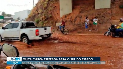 Chuva forte prejudica trânsito em viaduto da BR-153 em Gurupi