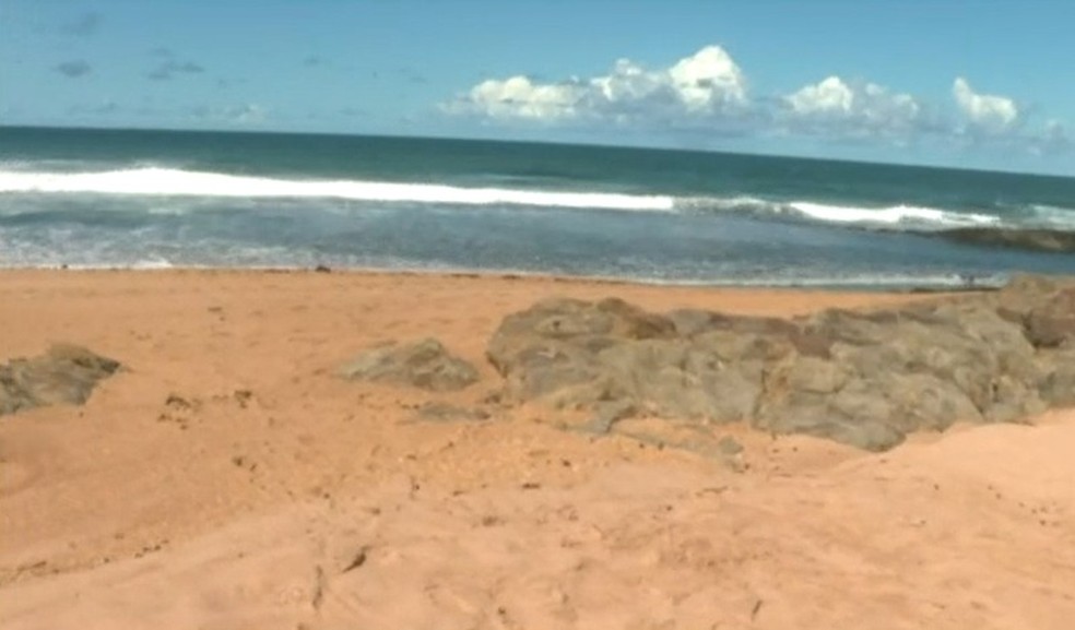 Adolescente de 15 anos desaparece após entrar em mar de praia da Região Metropolitana de Salvador — Foto: Reprodução/TV Bahia