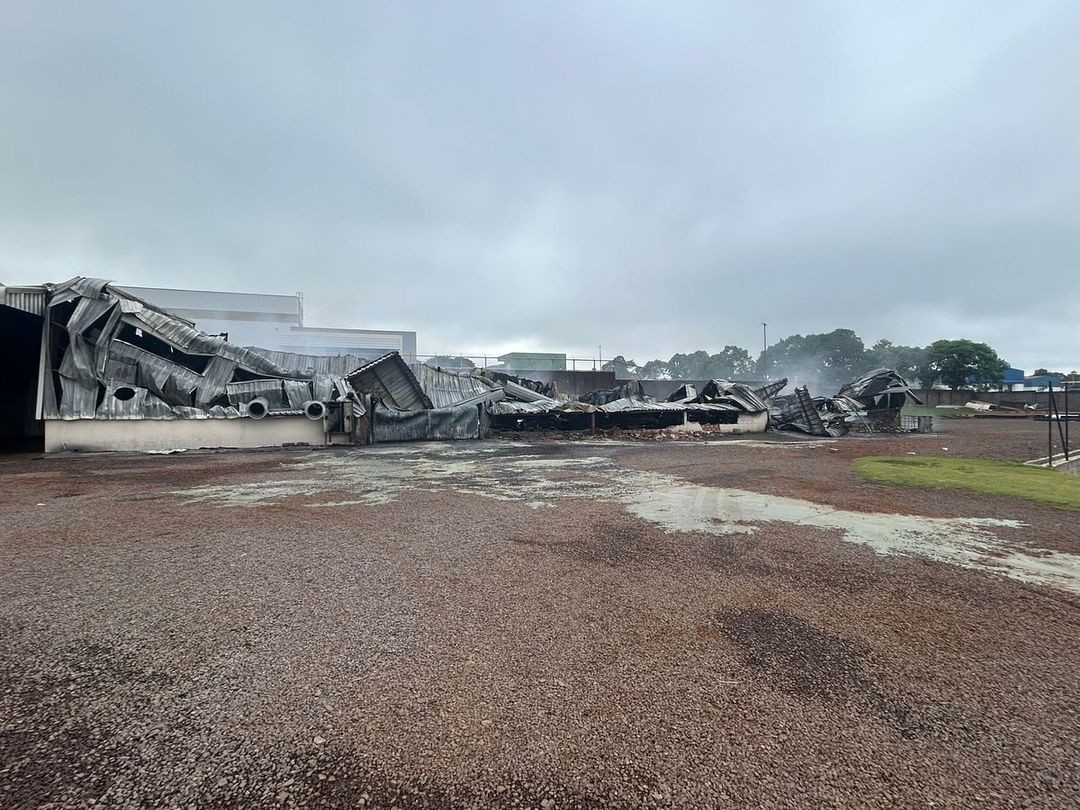 Incêndio destrói galpão de mil metros quadrados de fábrica de velas e utensílios para festa infantil no Paraná