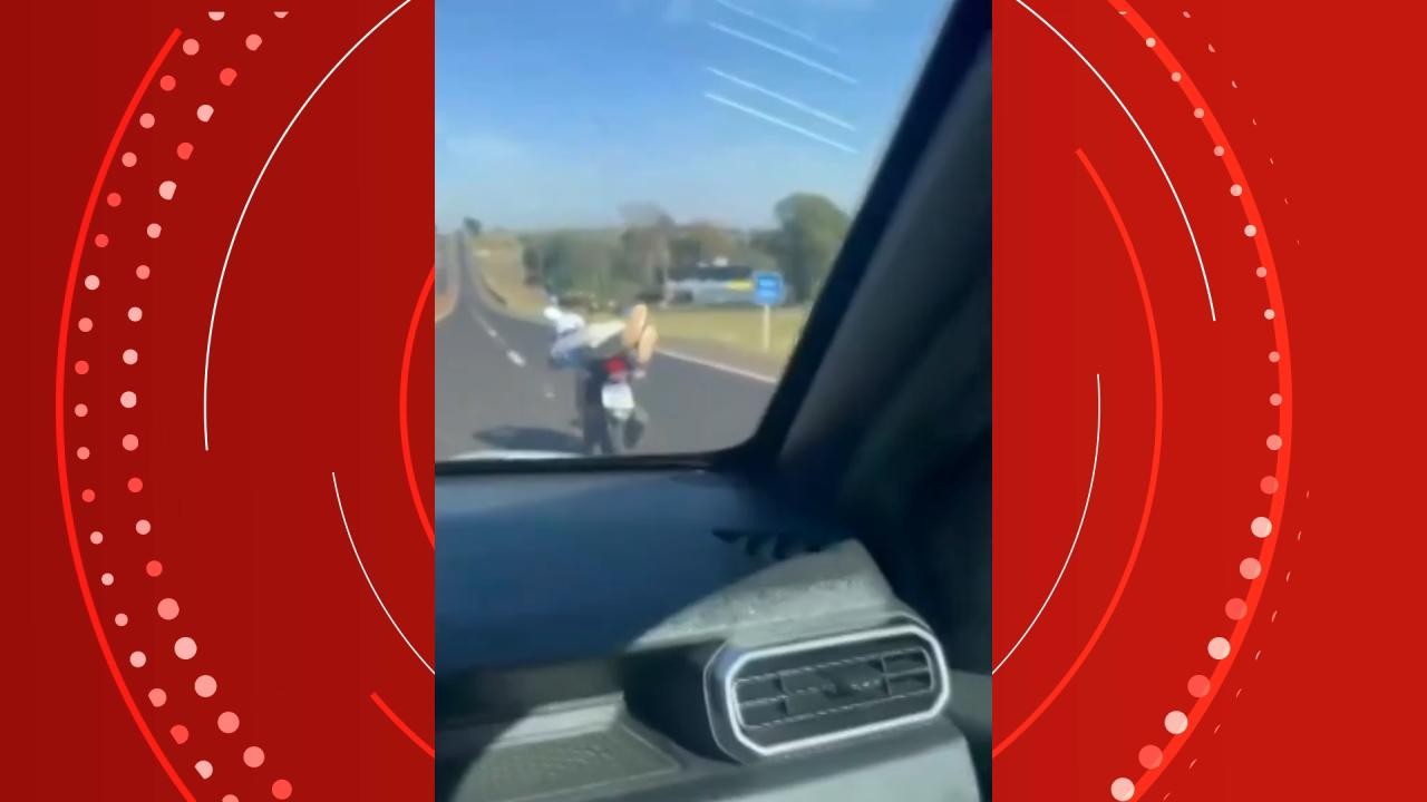 Homem é preso pela PM por fazer manobras arriscadas deitado em moto no Paraná