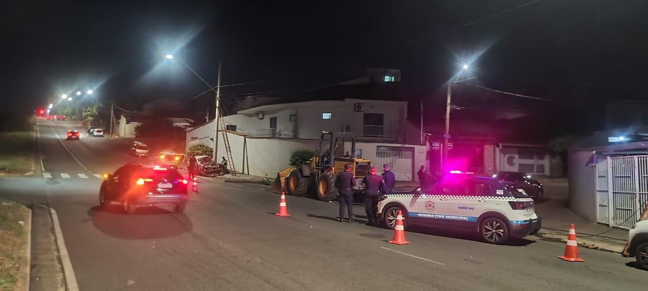 Trator cai de caminhão, derruba poste a acerta veículo em Americana