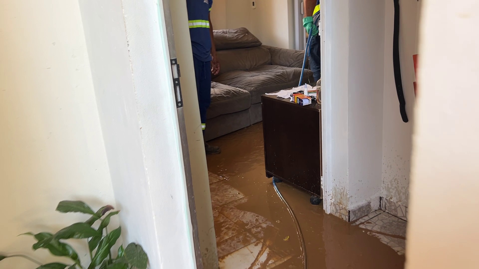Esgoto invade casa após reparo da Sanasa em Campinas: 'o pouco que a gente tem a lama tomou conta'