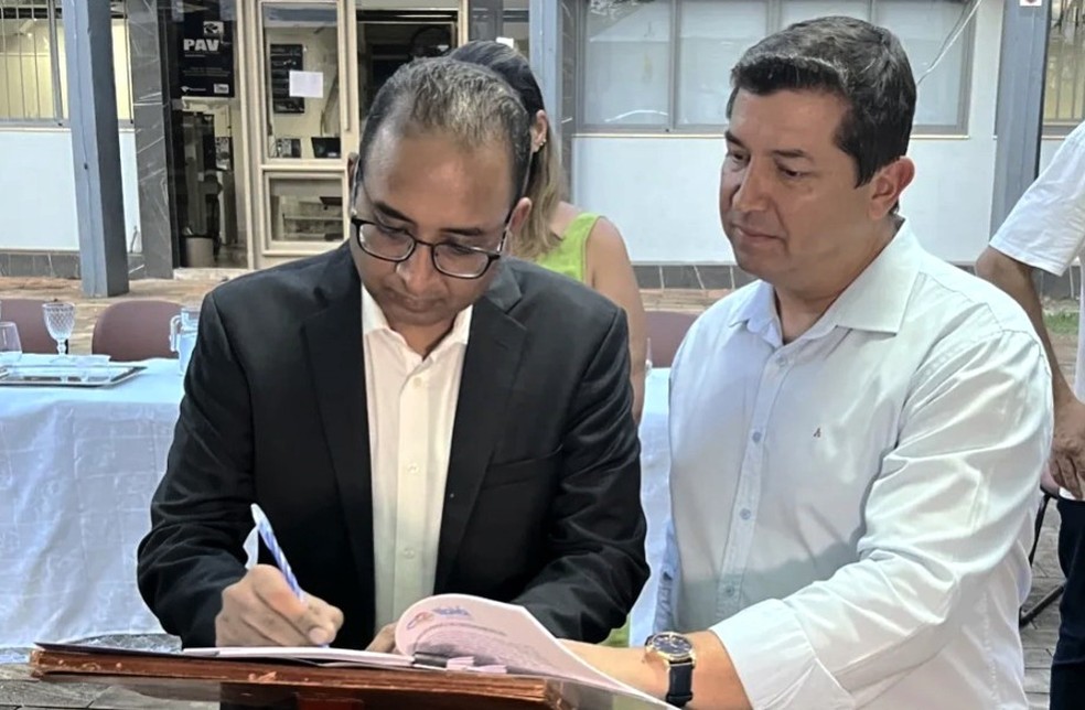 CEO da DXN e o prefeito de Ibiá durante assinatura do Termo de Compromisso — Foto: Secom/Ibiá