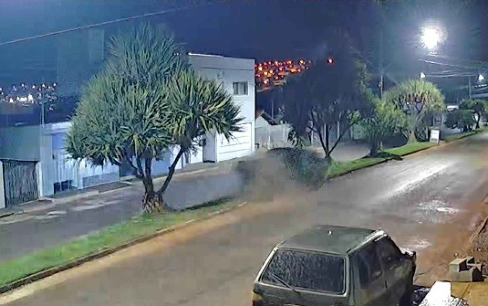 VÍDEO: Jovem fica ferido após carro desgovernado passar sobre canteiro de avenida e bater em árvore em MG