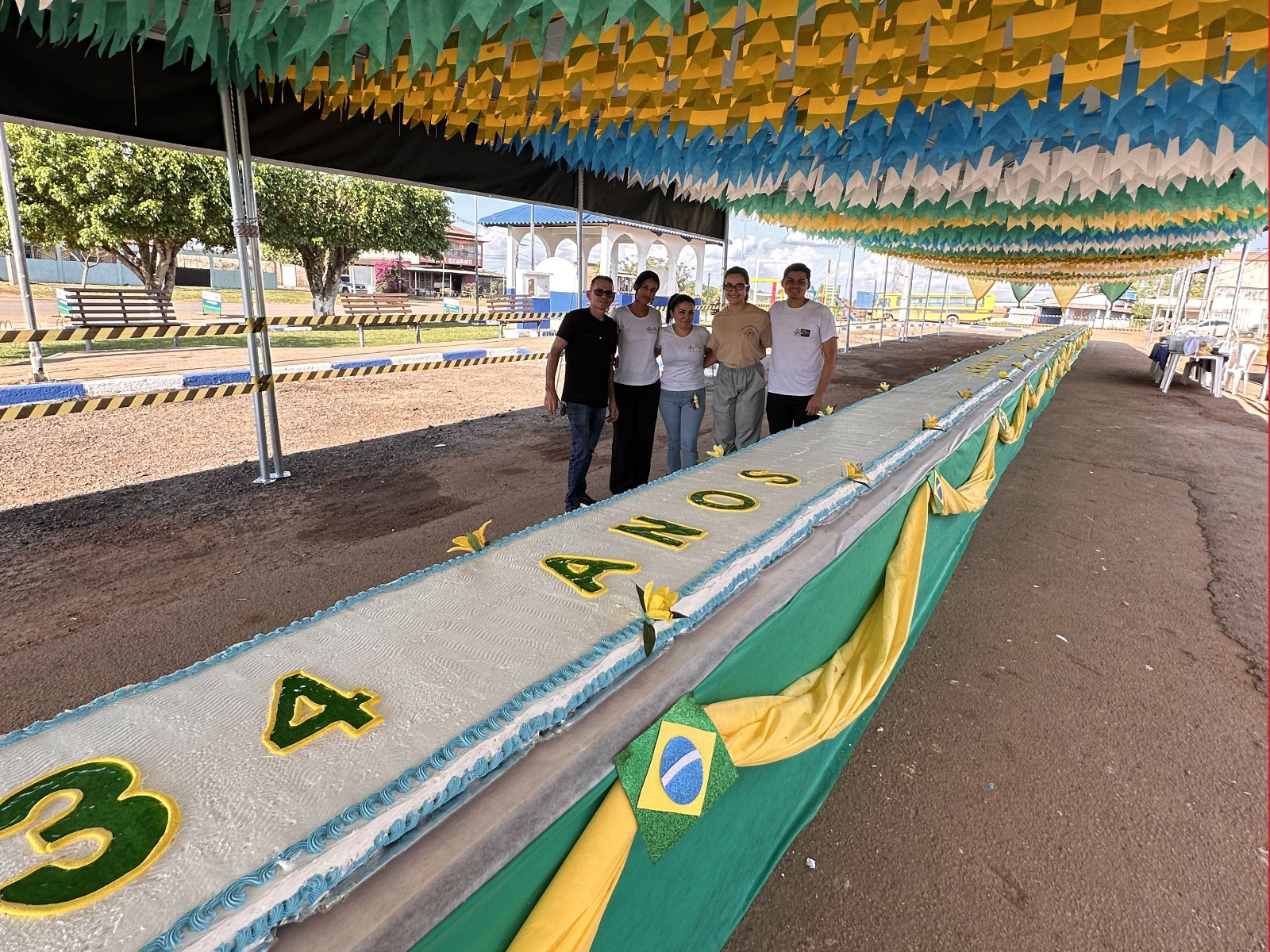 Nas cores verde e amarelo, bolo de 34 metros e mais de 800 kg é atração em aniversário de cidade no Acre