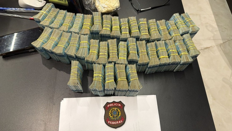 Carros, relógios, dólares e cerca de R$ 1 milhão apreendidos em operação contra fraudes na saúde — Foto: Divulgação/PF