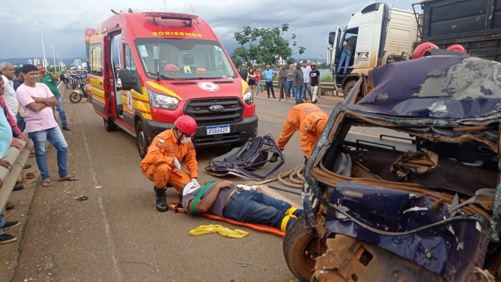 Homem fica feriado em acidente na Ponte da Amizade — Foto: Reprodução/Corpo de Bombeiros