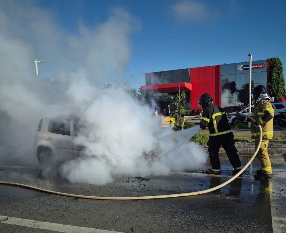 Carro fica destruído após sofrer incêndio na Avenida Frei Serafim, em Teresina — Foto: Divulgação/CBMEPI