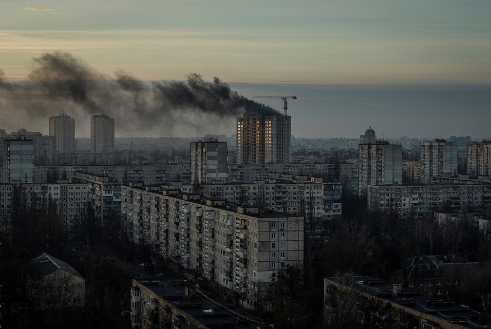 Fumaça em topo de prédio em Kiev após ataque da Rússia a várias regiões da Ucrânia, em 29 de dezembro de 2023. — Foto: Danylo Pavlov/ Reuters