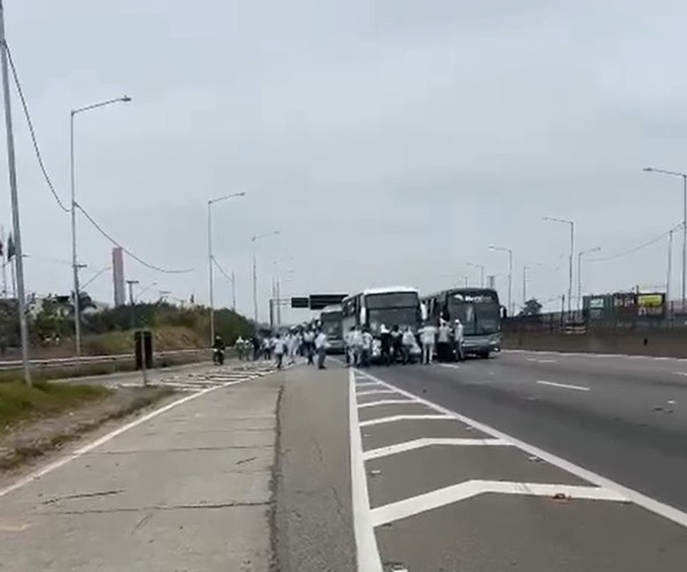 Torcedores do Palmeiras sofrem tentativa de emboscada na Dutra — Foto: Reprodução/PRF