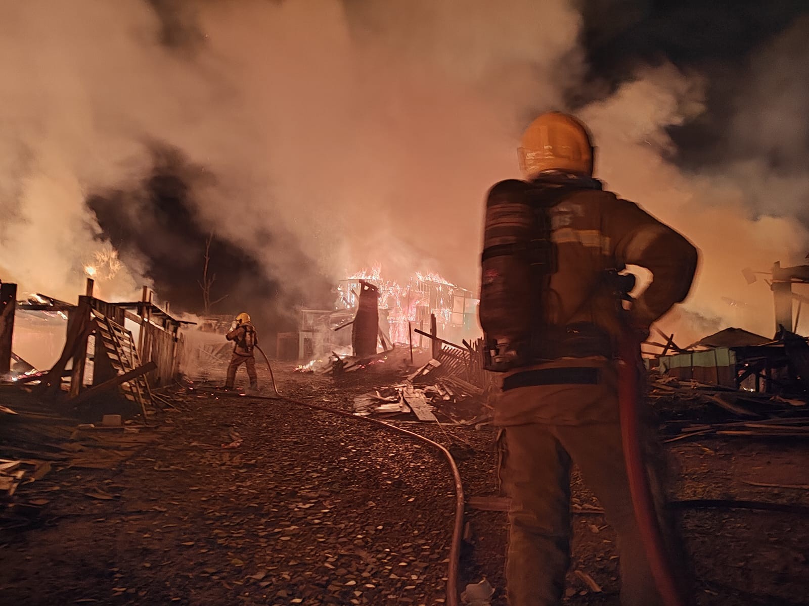 Incêndio atinge área de invasão desapropriada em Campo Bom; quatro casas de madeira foram atingidas, dizem bombeiros