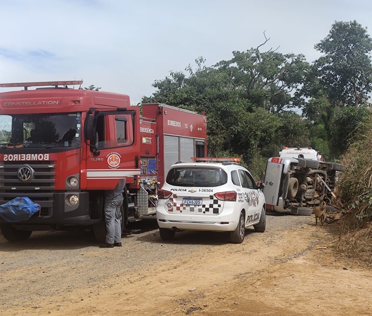 Motorista morre após tombar caminhonete em barranco da área rural em Limeira, diz PM