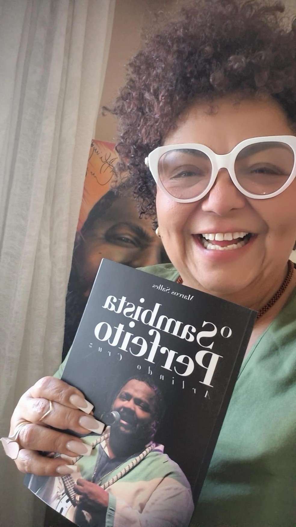 Babi Cruz e o livro O Sambista Perfeito — Foto: Arquivo pessoal