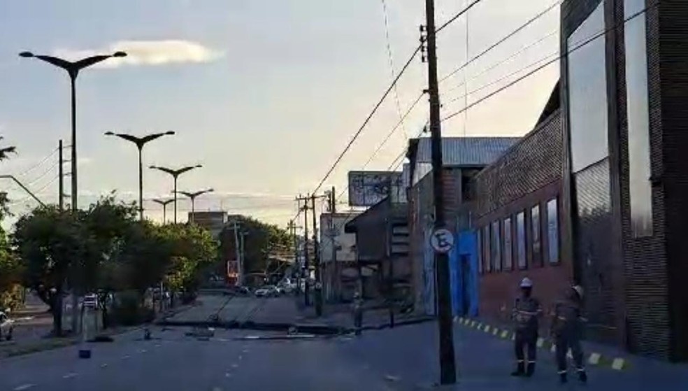 Funcionários da Enel estiveram em local onde poste foi derrubado na Avenida Raul Barbosa, em Fortaleza. — Foto: TVM/Reprodução