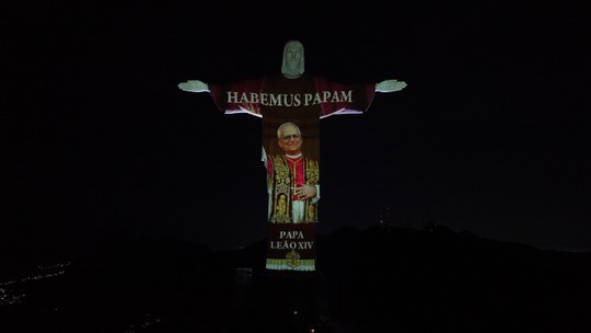 'Habemus papam': Cristo Redentor exibe imagem do papa Leão XIV - Projeção foi exibida na madrugada desta sexta-feira (9). Robert Francis Prevost, 1º pontífice americano, foi eleito nesta quinta (8).