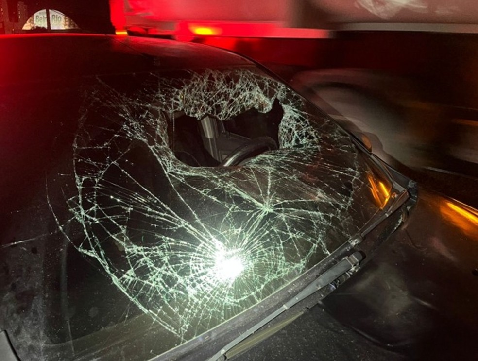 Para-brisa de carro quebrado após briga de trânsito em Mossoró — Foto: PRF/Cedida