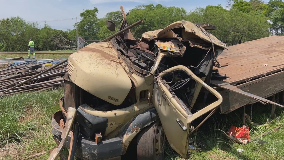 Acidente entre carro e caminhão deixou bebê e criança feridos em Votuporanga (SP) — Foto: Reprodução/TV TEM