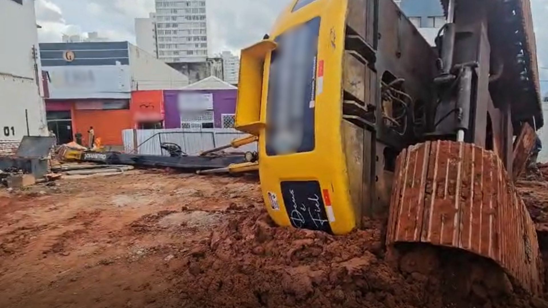 Perfuratriz de 29 metros tomba e lança cai sobre rua no Centro de Uberlândia