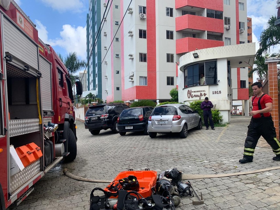 Incêndio atingiu apartamento em Capim Macio, na Zona Sul de Natal — Foto: Emerson Medeiros/Inter TV Cabugi