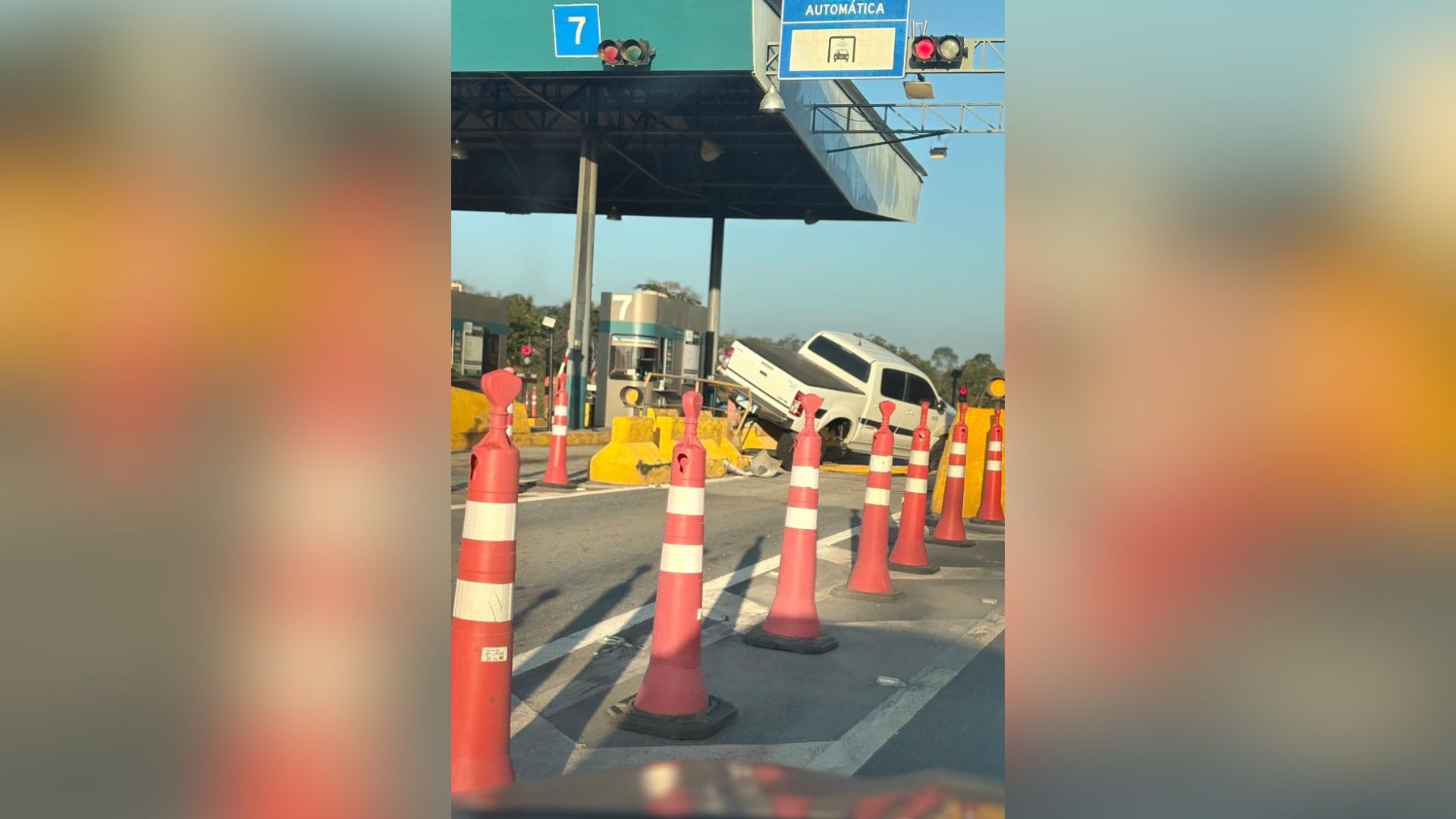 Motorista perde controle da direção e bate caminhonete em estrutura de pedágio na MG-050