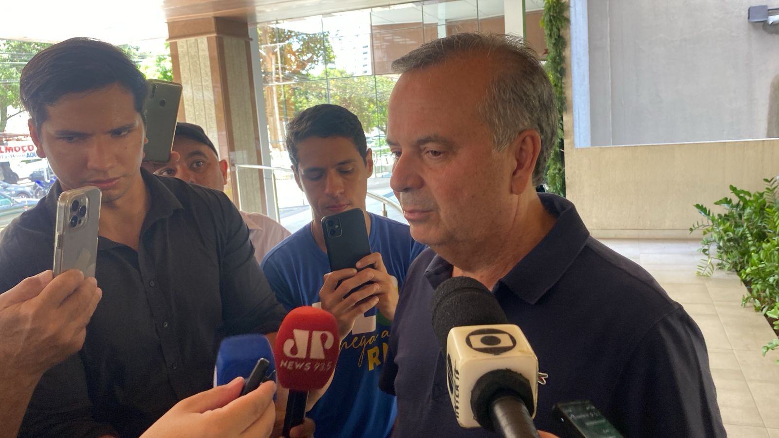 Homem joga ovo em Rogério Marinho durante manifestação em Natal e é conduzido à delegacia