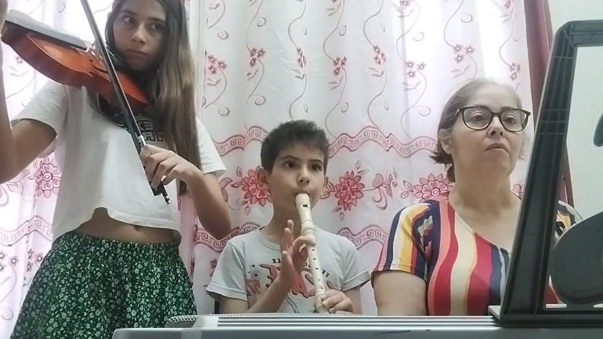 Mãe que superou diagnóstico de infertilidade tem na música a trilha sonora para vínculo com os filhos: 'A gente é uma equipe'