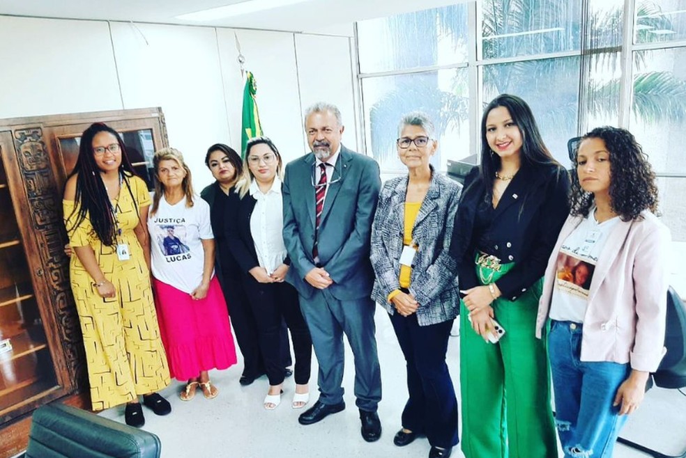 Luciane Barbosa (4ª da esquerda para a direita) ao lado de Elias Vaz, secretário de Assuntos Legislativos do Ministério da Justiça, em 19 de março. — Foto: Reprodução/Instagram