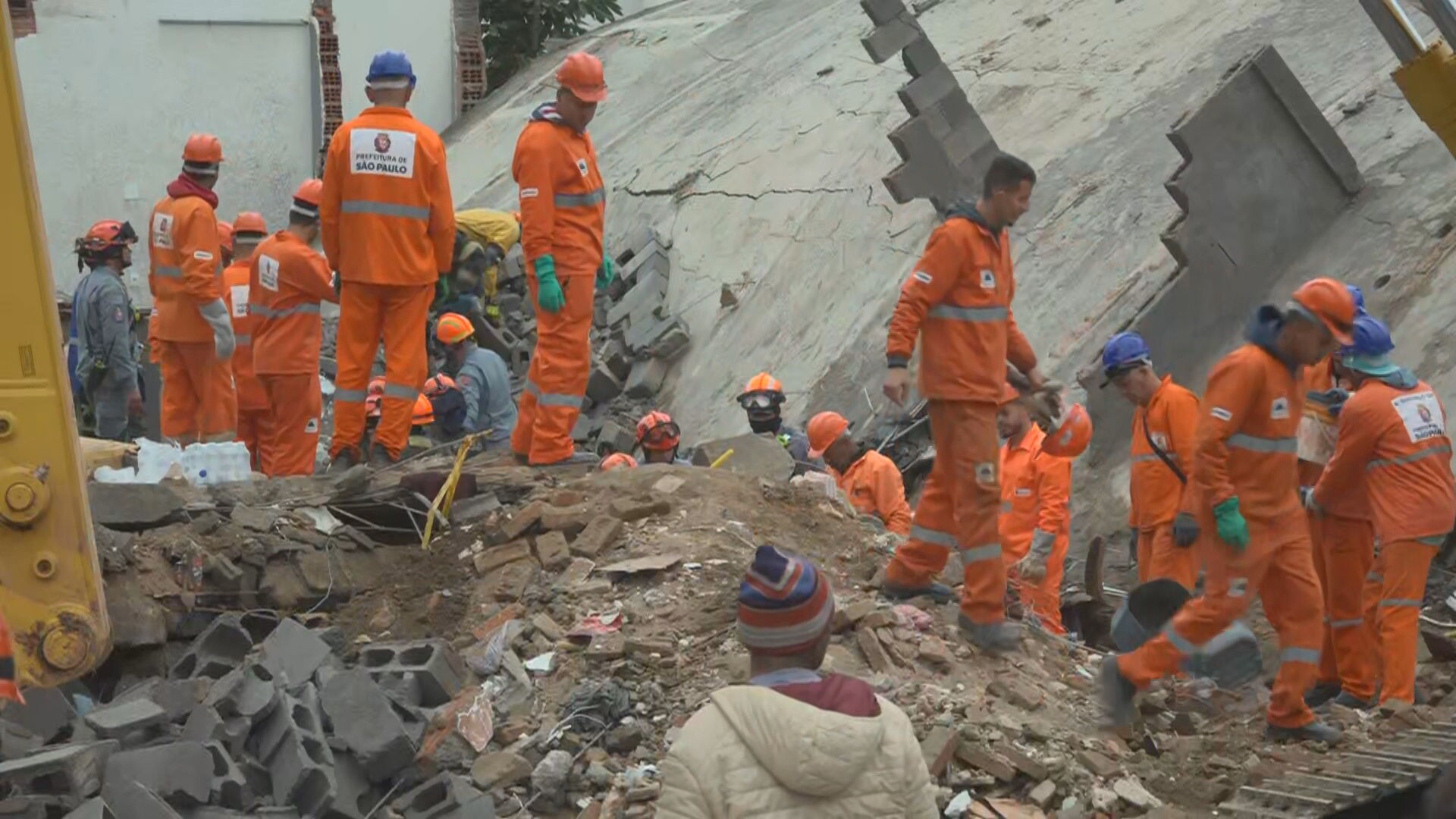 Sobe para 3 número de mortos após prédio em construção desabar sobre casa na Zona Leste de SP; 3 seguem desaparecidos