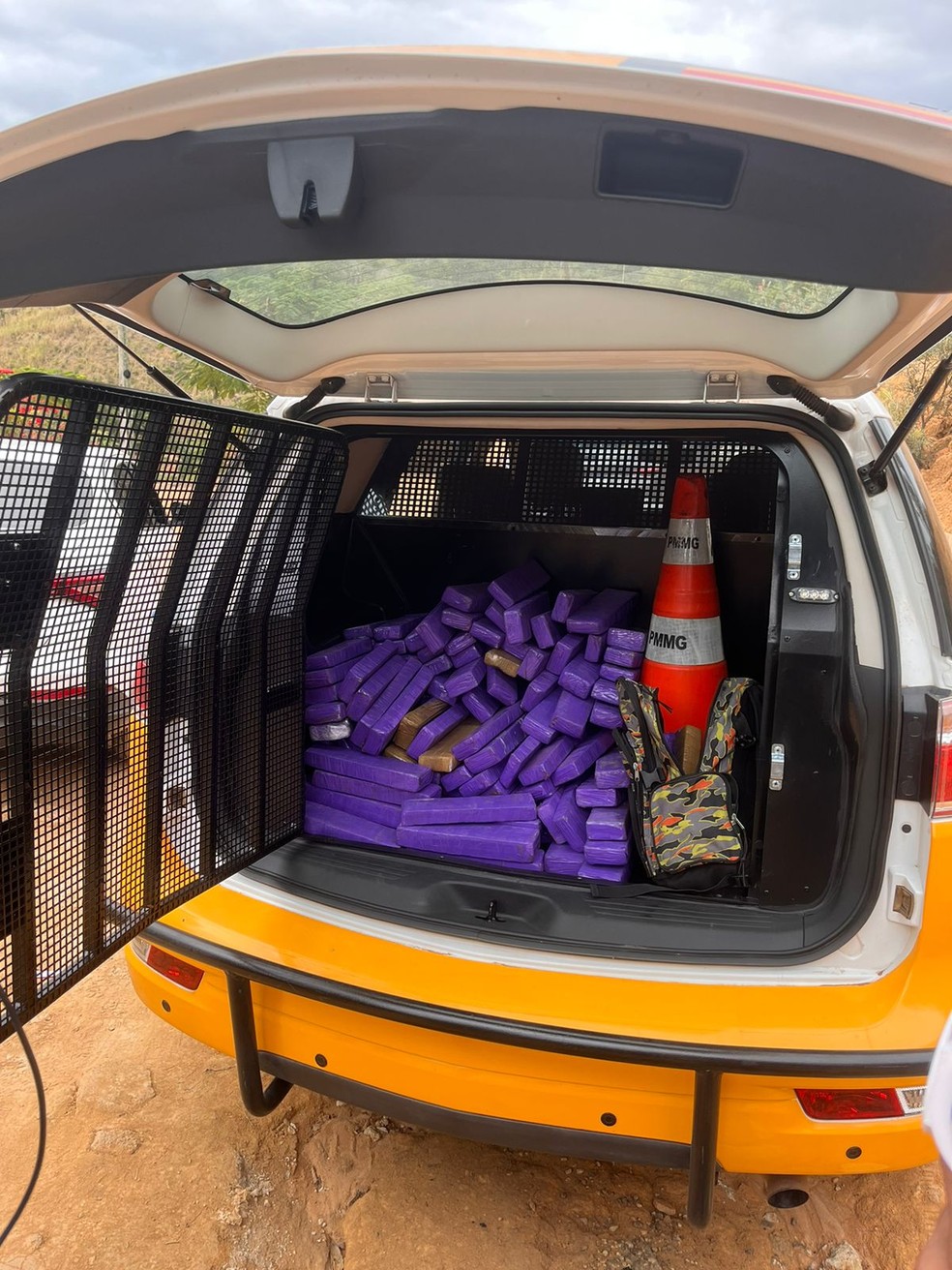 PMRv e PRF prende um e apreende mais de 150 barras de maconha em Itambacuri — Foto: Polícia Militar Rodoviária