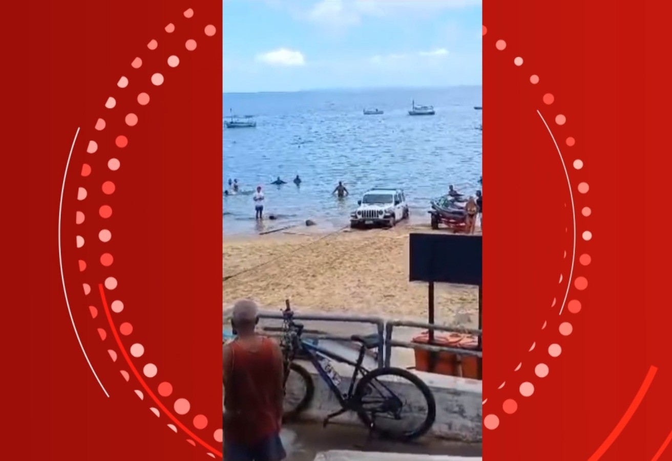 VÍDEO: carro fica atolado em praia turística de Salvador após tentar retirar moto aquática do mar