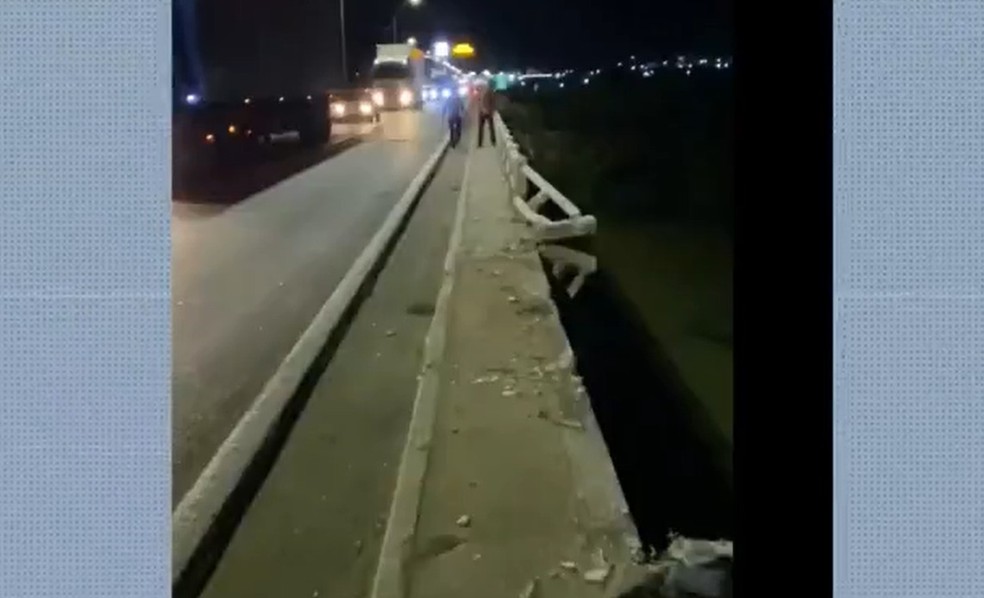 Caminhão destrói mureta de ponte e despenca de altura de cinco metros na Bahia — Foto: Reprodução/TV Sudoeste