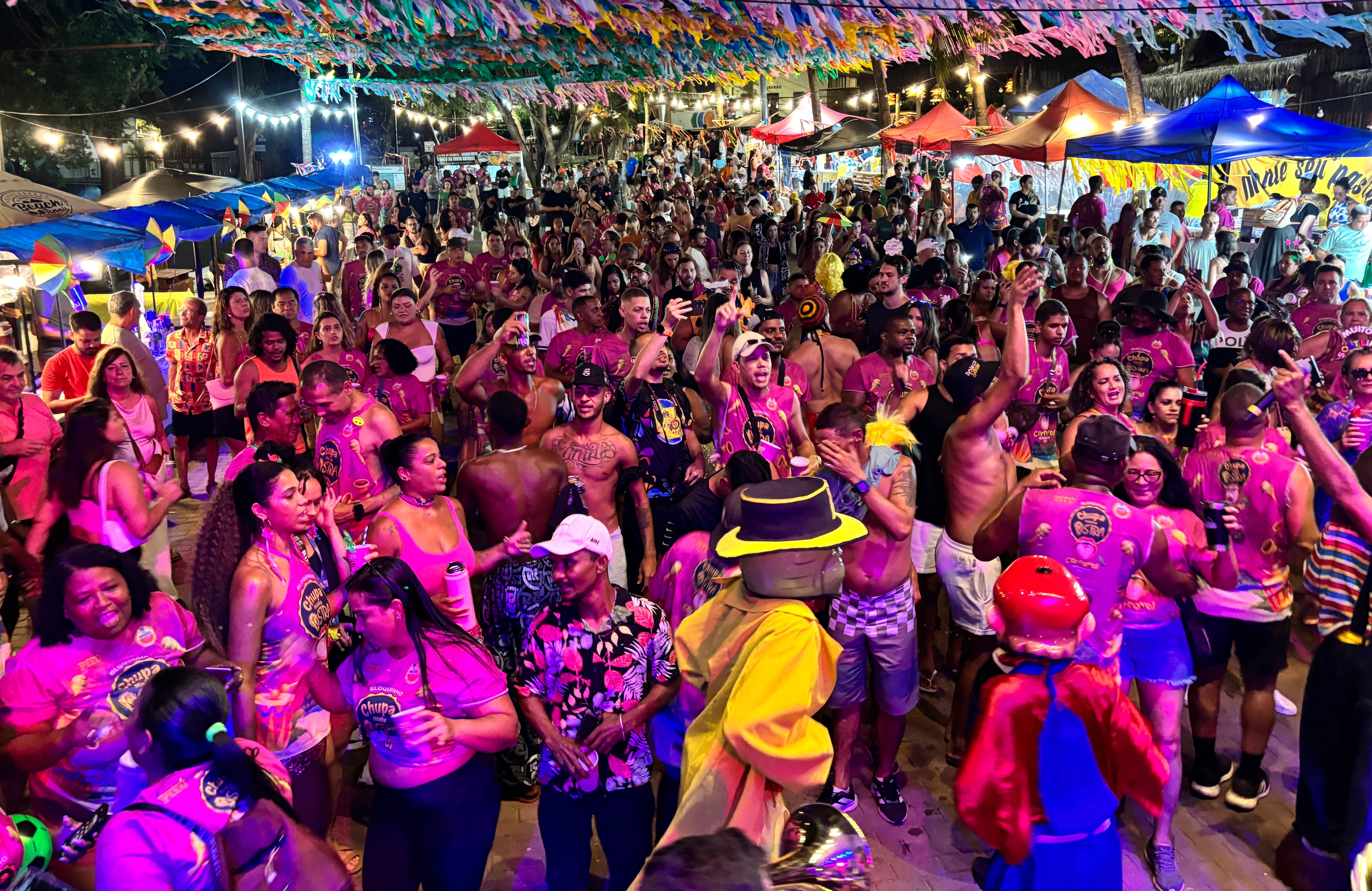 Última noite do carnaval de Fernando de Noronha tem blocos e shows na Vila dos Remédios