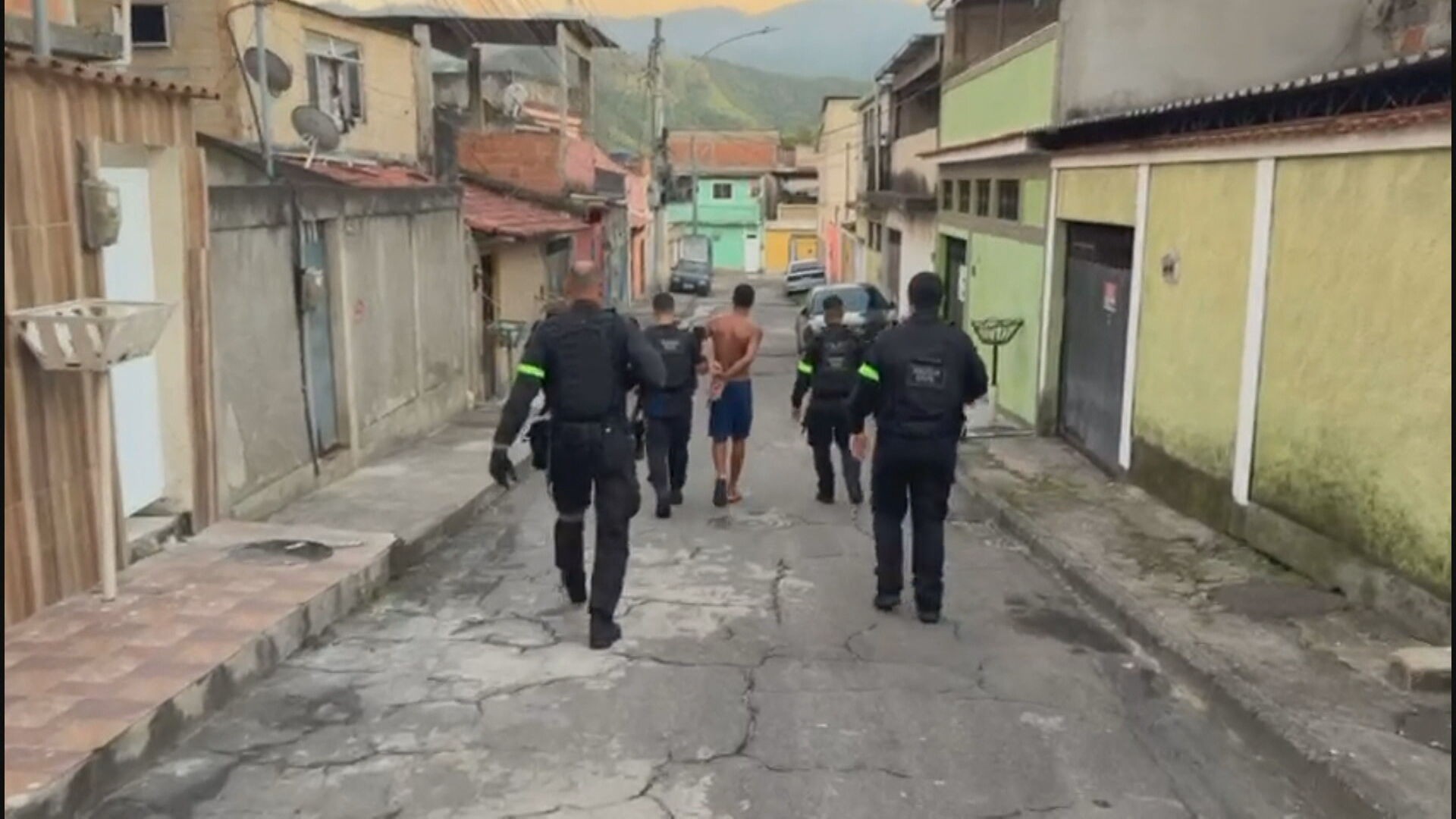 Polícias Civil e Militar fazem nova fase da Operação Contenção na Vila Kennedy; 6 são presos 