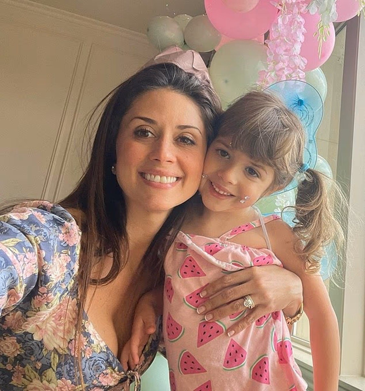 Brasileira mata filha de 4 anos e atira em si mesma após perder guarda nos EUA