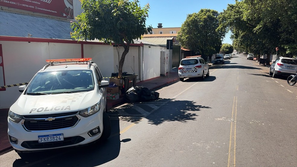 Corpo foi encontrado esquertejado dentro de lixeira em São José do Rio Preto (SP) — Foto: Divulgação