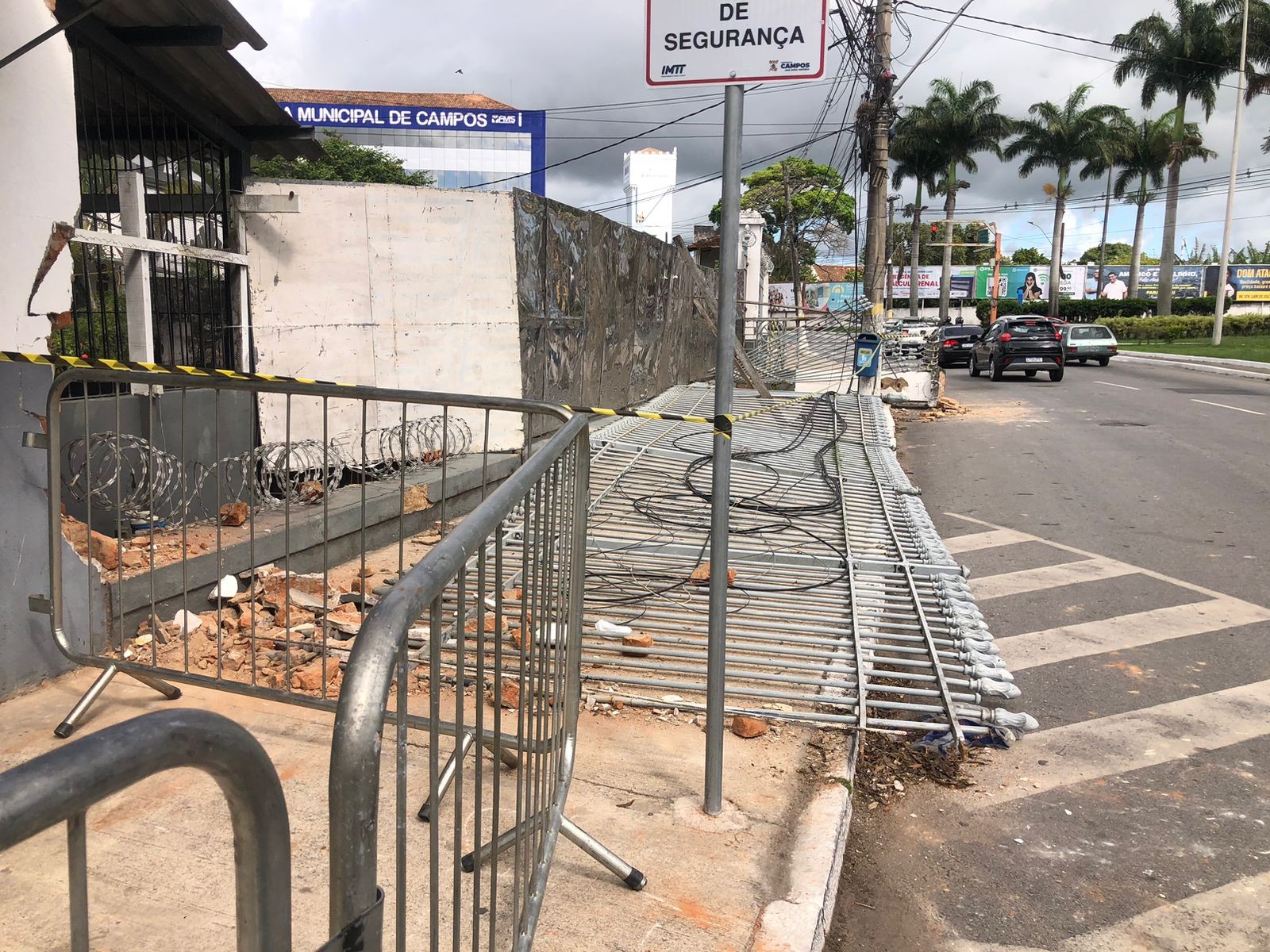 Caminhão derruba portão de presídio feminino em Campos dos Goytacazes