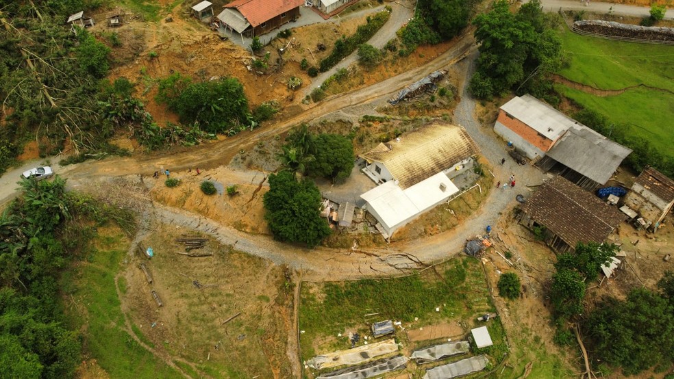 Movimentação de terra causa rachaduras na terra e moradores deixam área — Foto: Prefeitura de Vidal Ramos/Divulgação