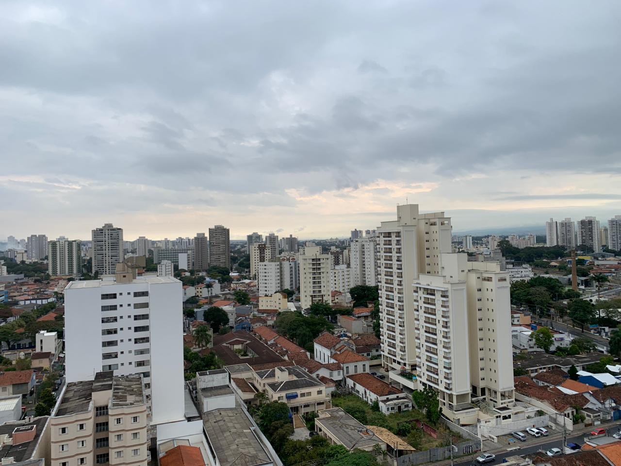 Onda de calor perde força, mas temperaturas seguem acima da média no Vale e região; confira a previsão para a semana