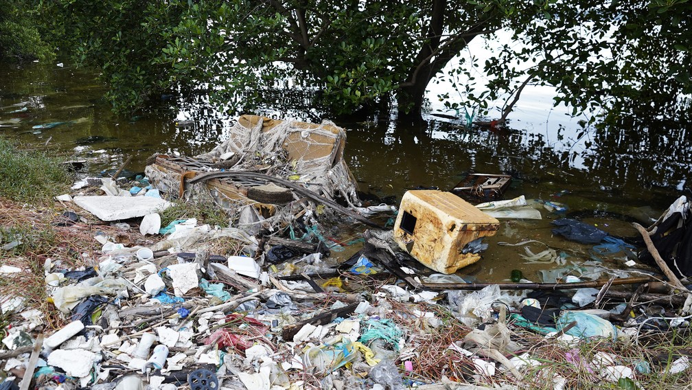 Acidente na Baía de Guanabara lança luz a problema ambiental e social