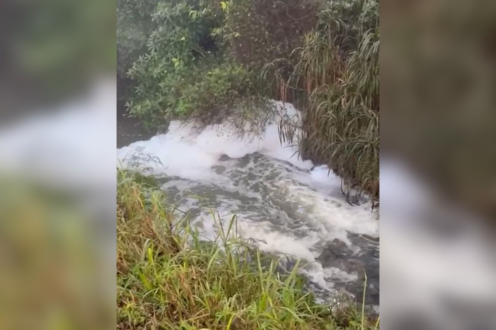 Cetesb investiga poluição no afluente Ribeirão do Chá em Itapetininga (SP) — Foto: Reprodução