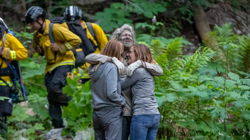 Lukas McClish se reúne com sua família após resgate — Foto: SVL Steve