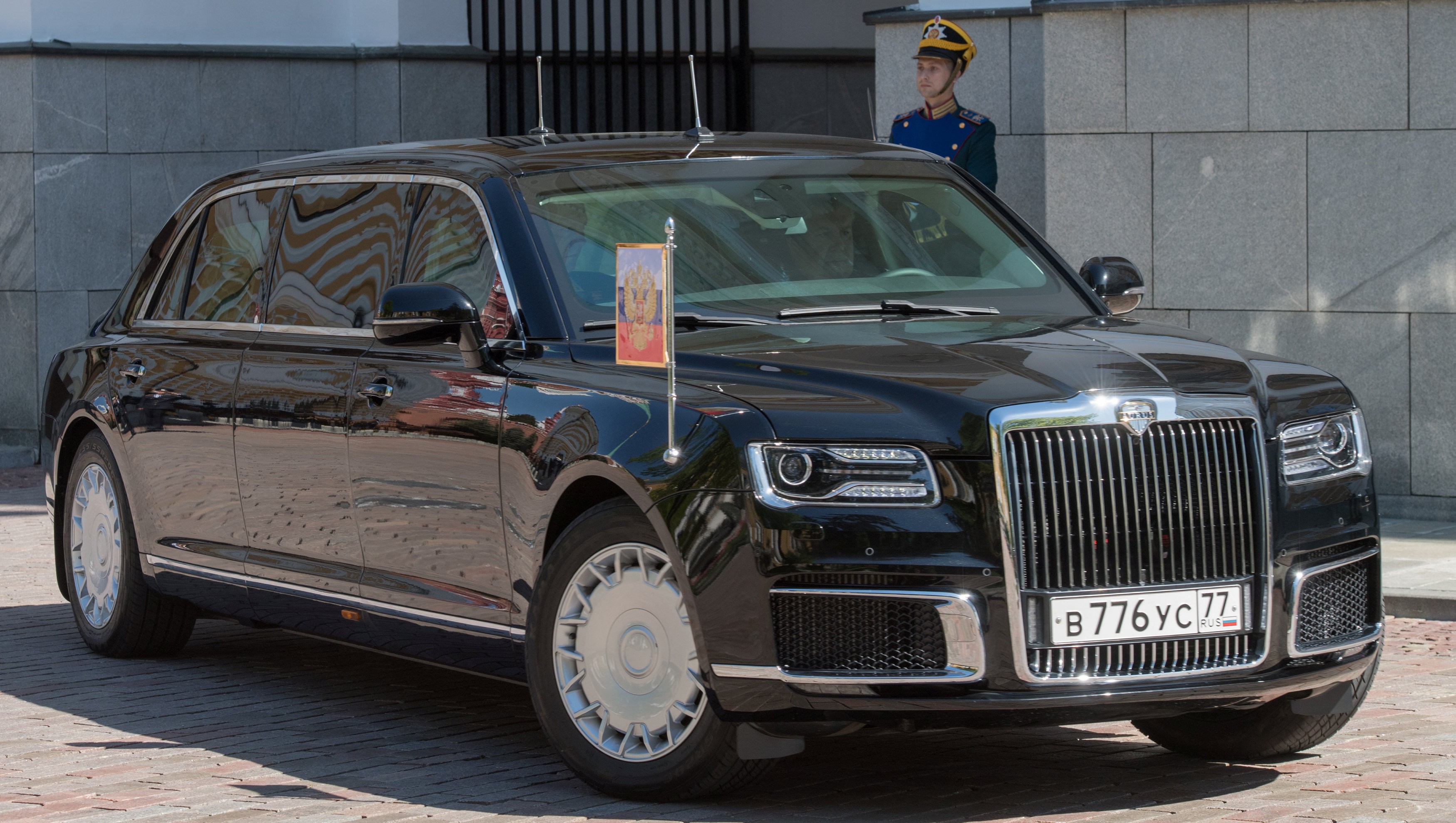 Depois de elogiar limusine de Putin, Kim Jong-un recebe carro de presente do líder russo