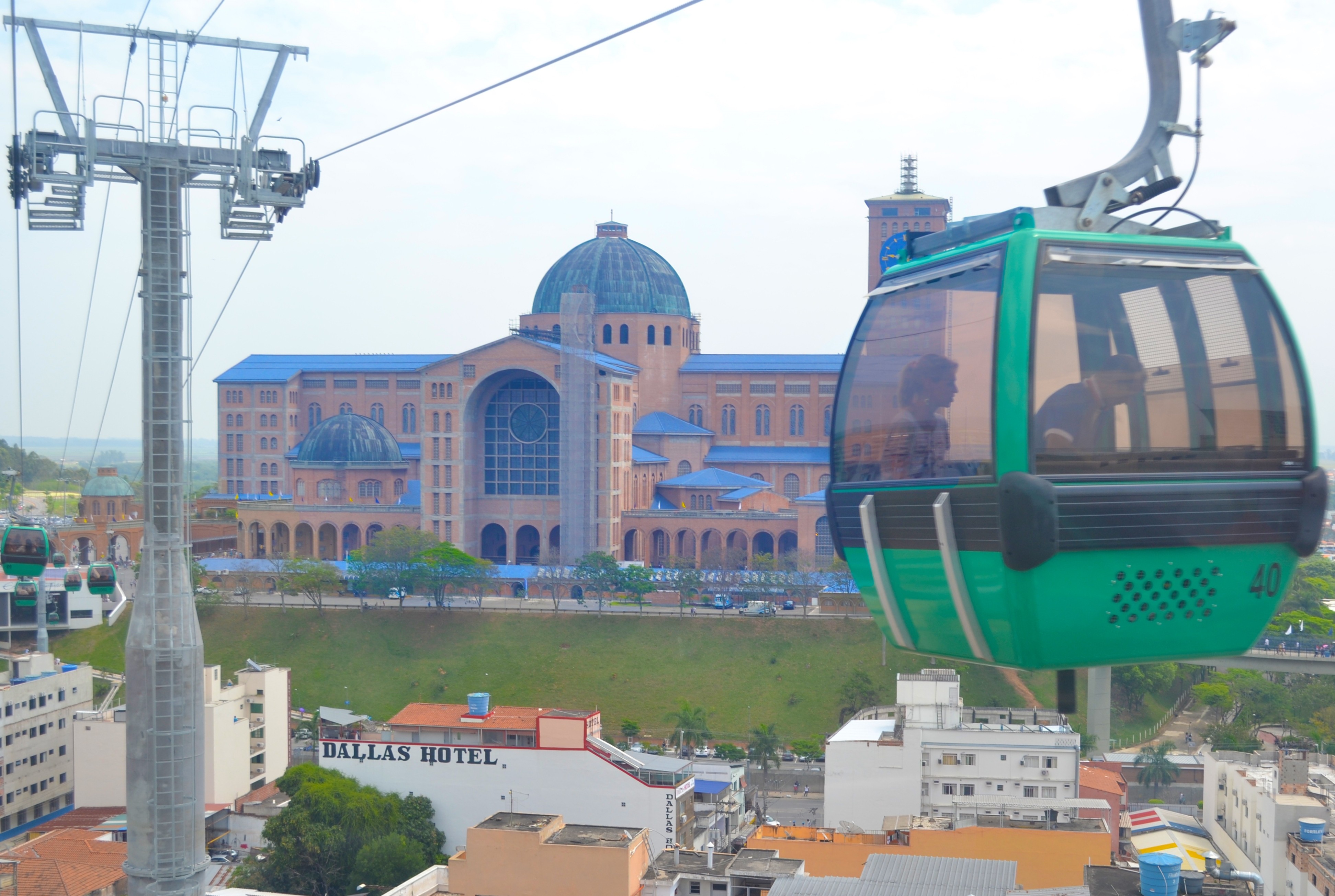 Bondinho com percurso de 1,1 km e vista para o Santuário Nacional é atração em Aparecida, SP