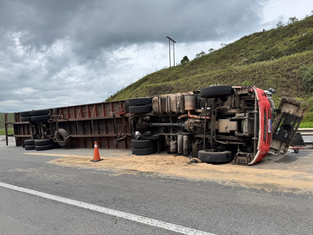 VÍDEO: Carreta tomba e bicicletas elétricas são saqueadas na BR-040, em Juiz de Fora