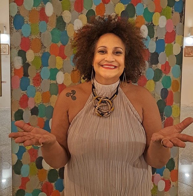 Nos embalos do estilo samba-rock, cantora Graça Cunha se apresenta em Presidente Prudente