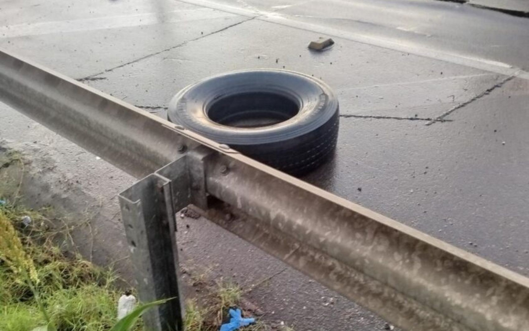 Mulher morre ao ser atingida por pneu que se soltou de ônibus em Propriá