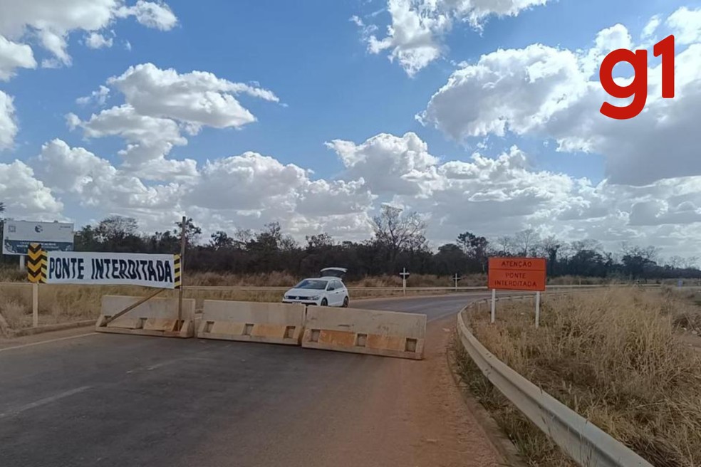 Um desvio foi implantado a cerca de 25 km do entroncamento com a BR-163 — Foto: Sinfra-MT